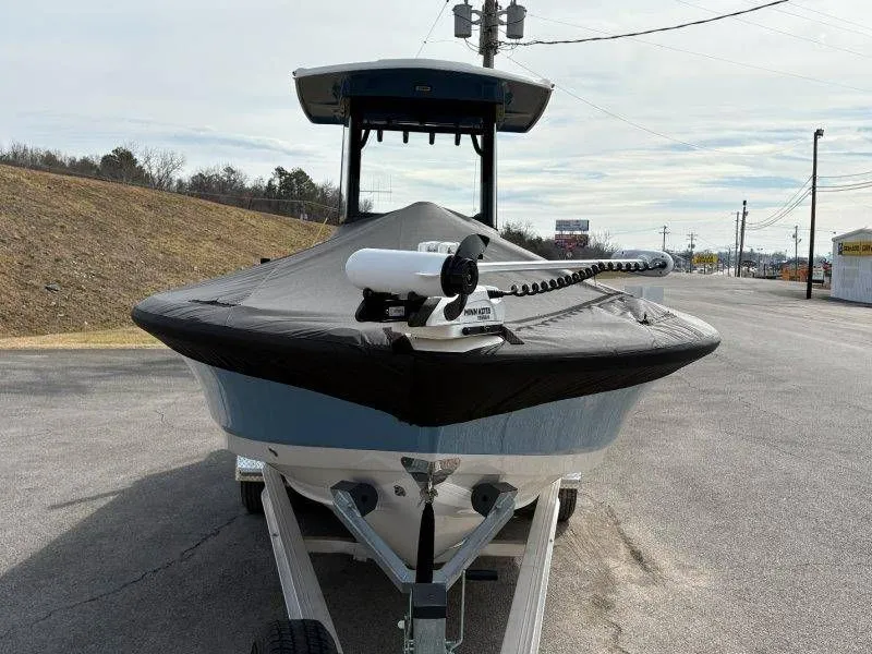 Slide: The Image of Robalo 266 Cayman 2026 - 89