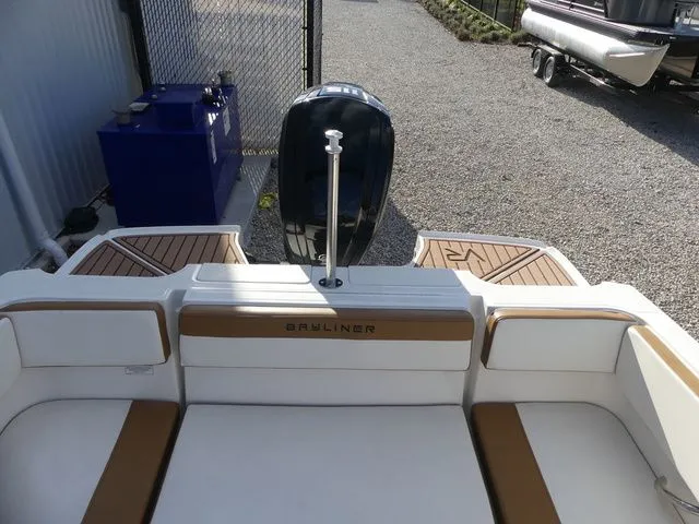 Slide: The Image of Bayliner VR4 BOWRIDER 2022 - 18