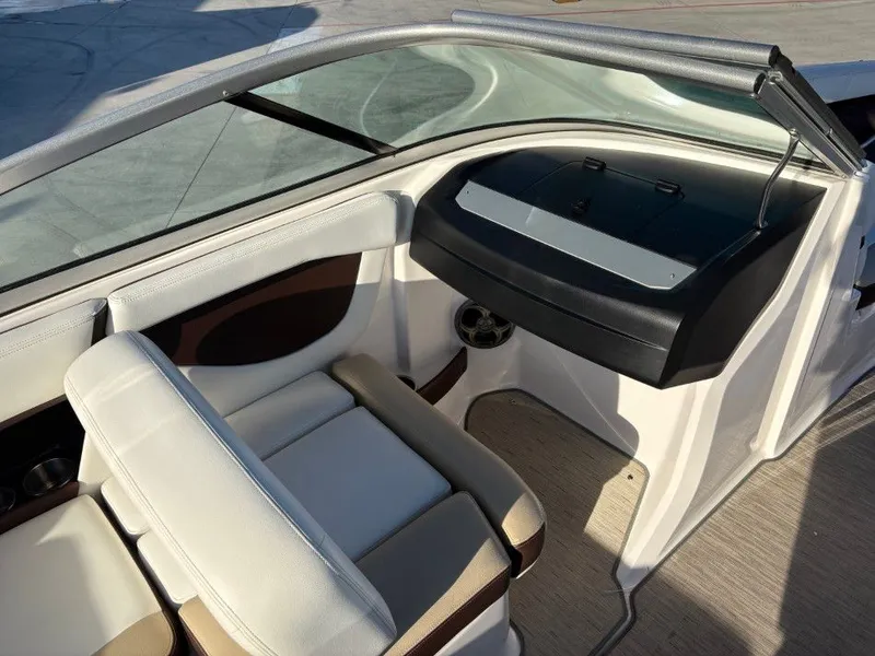 Slide: The Image of Regal 2000 ES 2016 - 15