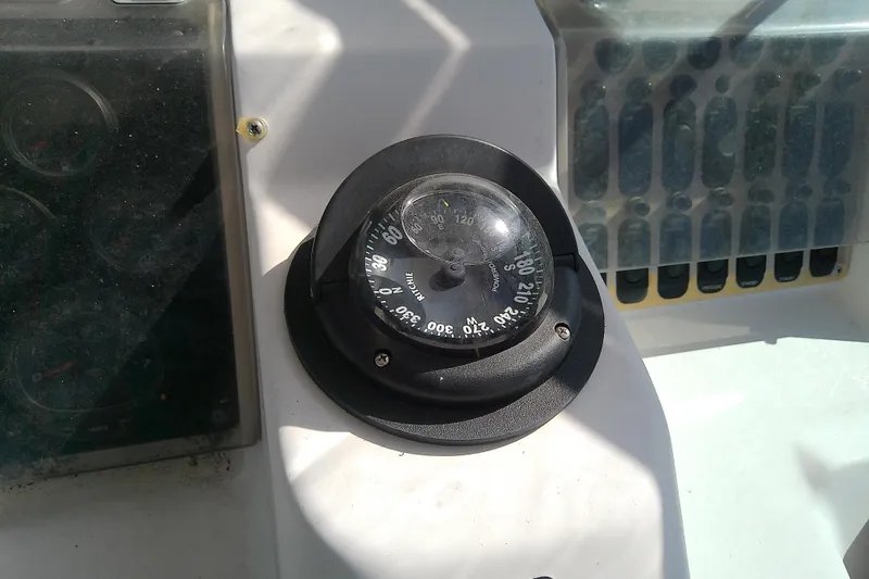 Slide: The Image of Compass on 1995 Grady-White Sailfish 272 boat dashboard in sunlight. - 22