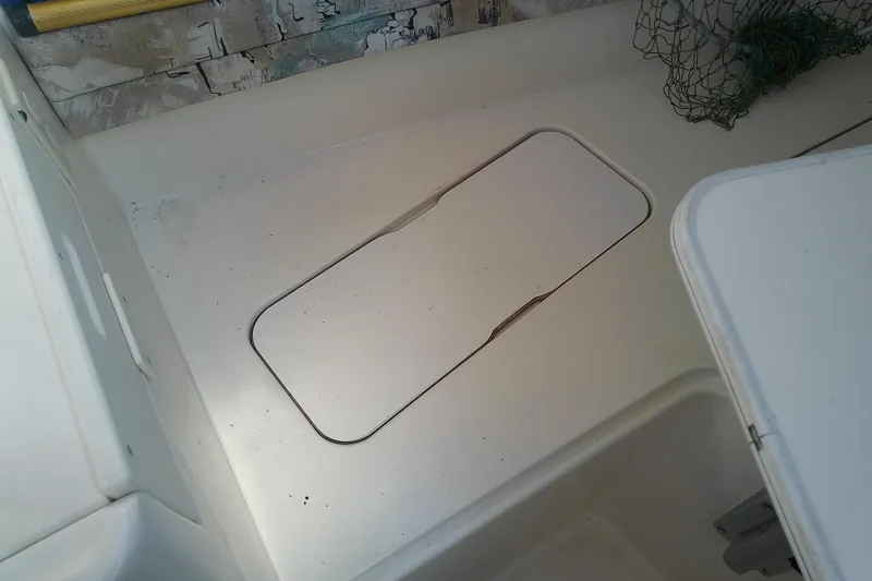 Slide: The Image of 1995 Grady-White Sailfish 272 boat deck with storage compartment and fishing net. - 32