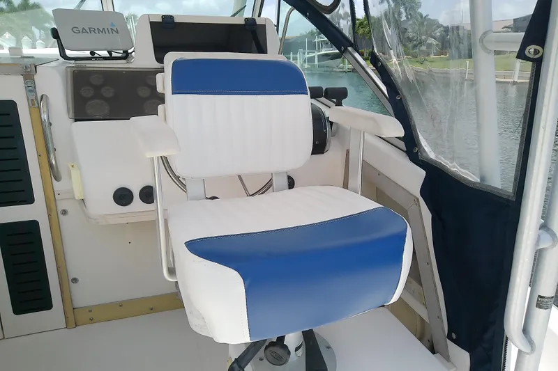 Slide: The Image of Captain's chair on 1995 Grady-White Sailfish 272 boat, featuring Garmin navigation system. - 49