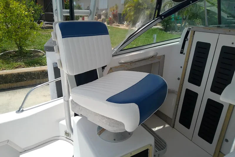 Slide: The Image of Captain's chair on 1995 Grady-White Sailfish 272 boat, featuring blue and white upholstery. - 50