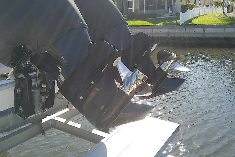 Slide: The Image of Twin outboard motors on a 1995 Grady-White Sailfish 272 boat by the water. - 7