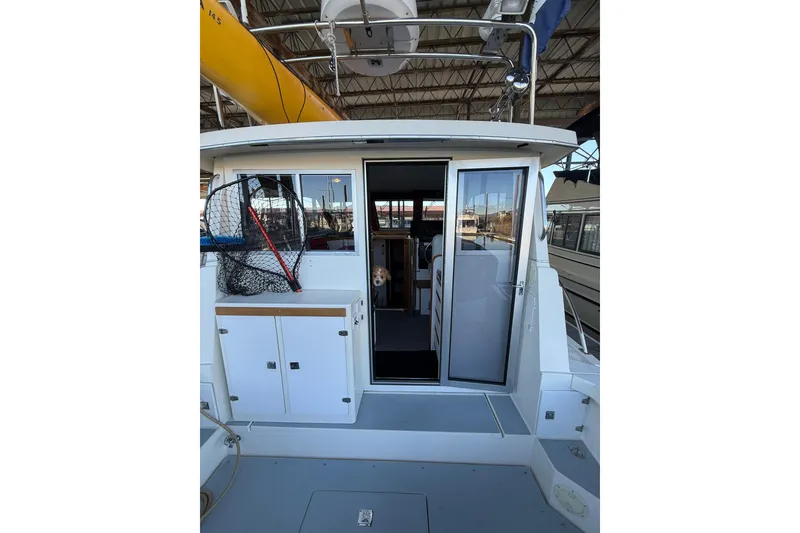Slide: The Image of 1997 Norstar 301 boat interior with fishing net and sliding door. - 8