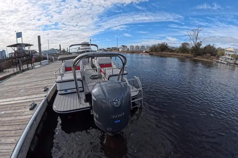 Slide: The Image of 2025 SunCatcher ELITE SERIES 324 SS pontoon boat docked on a sunny day. - 15