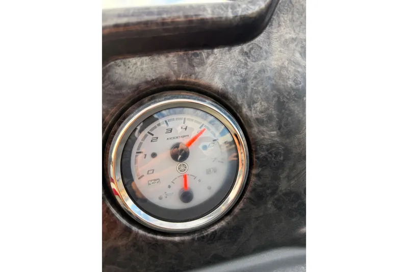 Slide: The Image of Tachometer of 2025 SunCatcher ELITE SERIES 324 SS, displaying RPM readings. - 25