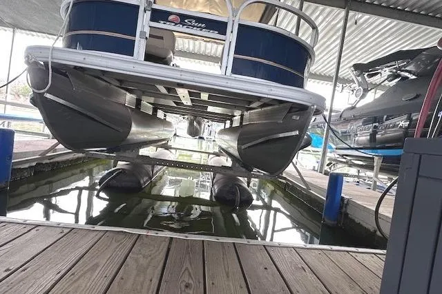Slide: The Image of 2024 Sun Tracker Bass Buggy 18 DLX pontoon boat docked in marina. - 4