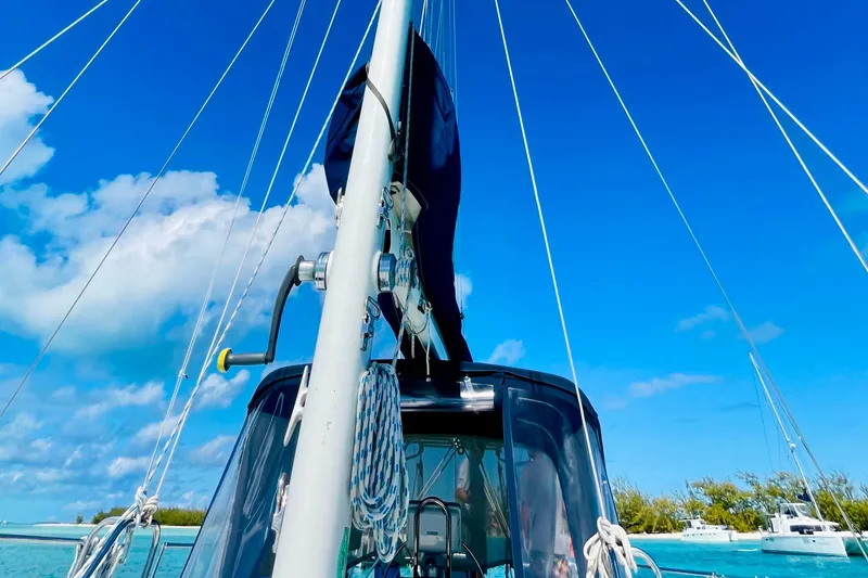 Slide: The Image of Sailboat mast and rigging on 1986 Gulfstar HIRSCH under clear blue sky. - 27