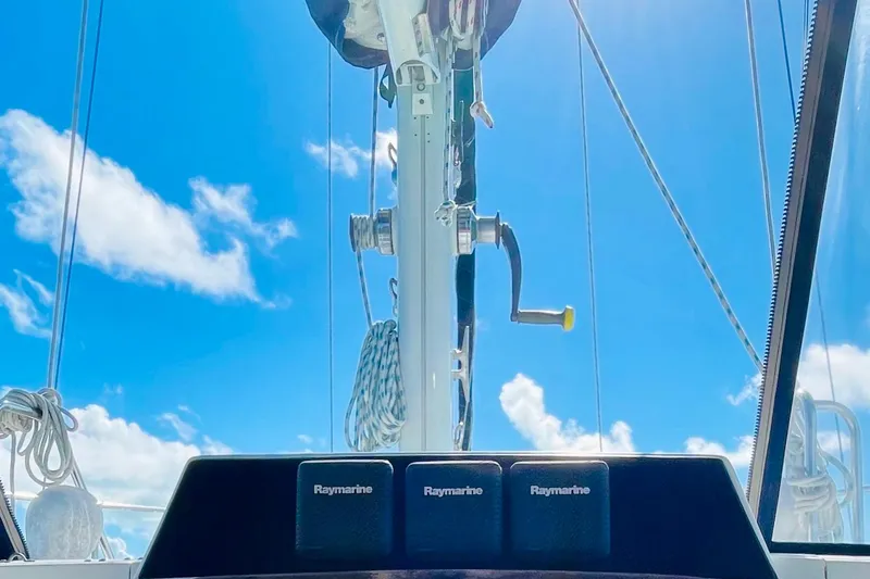 Slide: The Image of Sailboat mast view from Gulfstar HIRSCH 1986, featuring Raymarine equipment under a clear blue sky. - 35