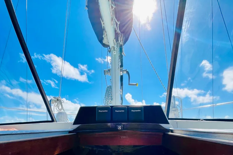 Slide: The Image of 1986 Gulfstar HIRSCH sailboat cockpit view under clear blue sky. - 37