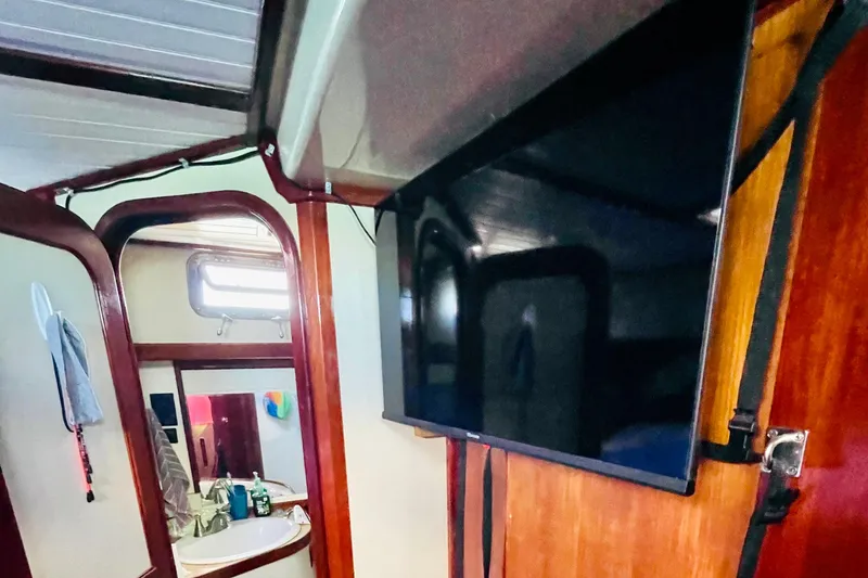 Slide: The Image of Interior of 1986 Gulfstar HIRSCH yacht with TV and bathroom view. - 50