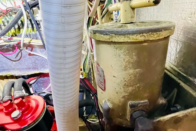 Slide: The Image of 1986 Gulfstar HIRSCH engine room with mechanical components and wiring. - 58