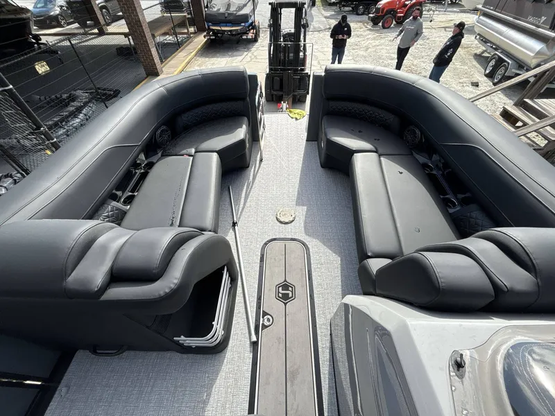 Slide: The Image of Harris Grand Mariner 230 2026 - 16