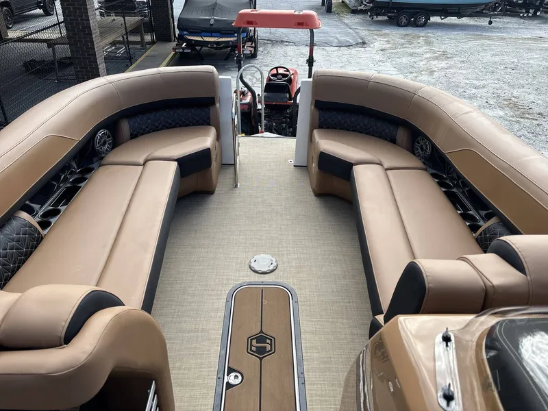 Slide: The Image of Harris Grand Mariner 250 2026 - 24