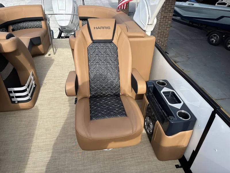 Slide: The Image of Harris Grand Mariner 250 2026 - 26