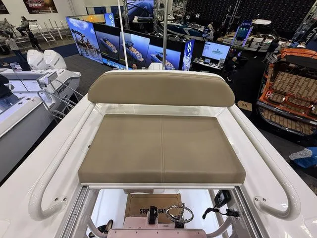 Slide: The Image of Everglades 253 Center Console 2026 - 32