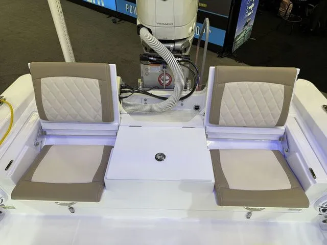 Slide: The Image of Everglades 253 Center Console 2026 - 8