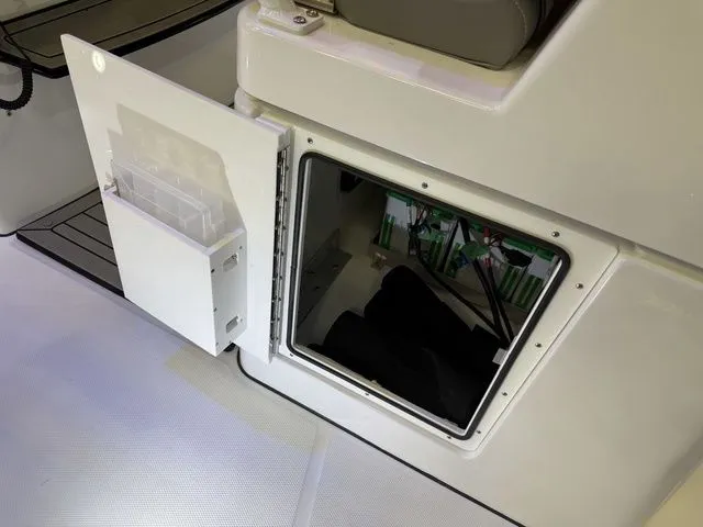 Slide: The Image of Everglades 285 Center Console 2026 - 21