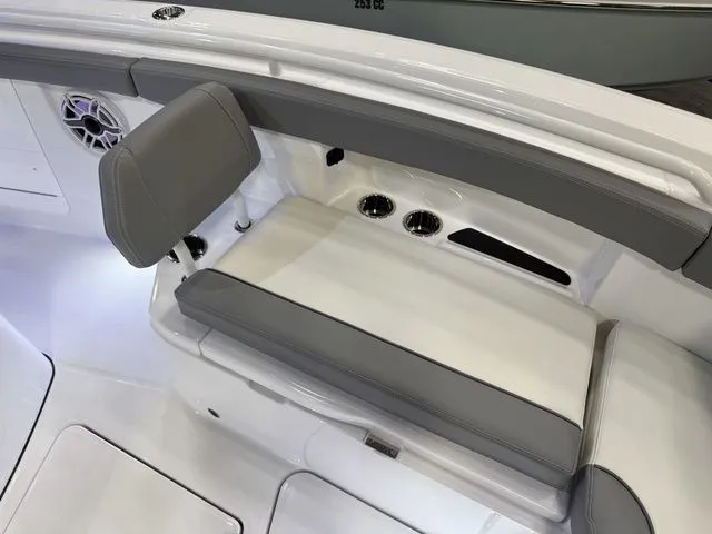 Slide: The Image of Everglades 285 Center Console 2026 - 34