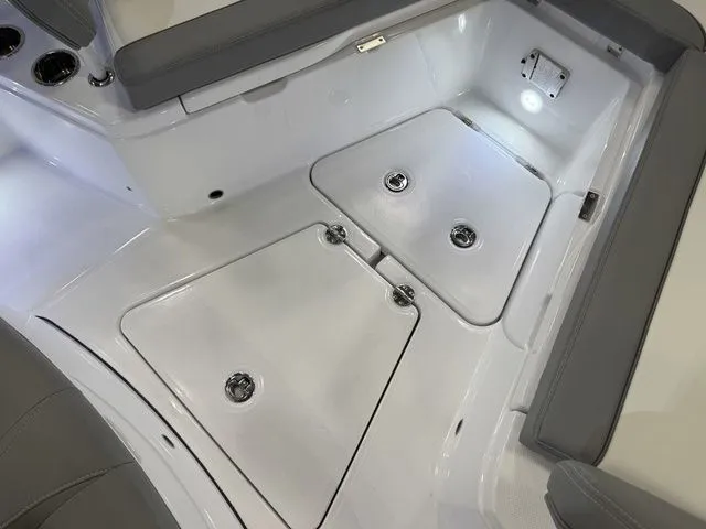 Slide: The Image of Everglades 285 Center Console 2026 - 39