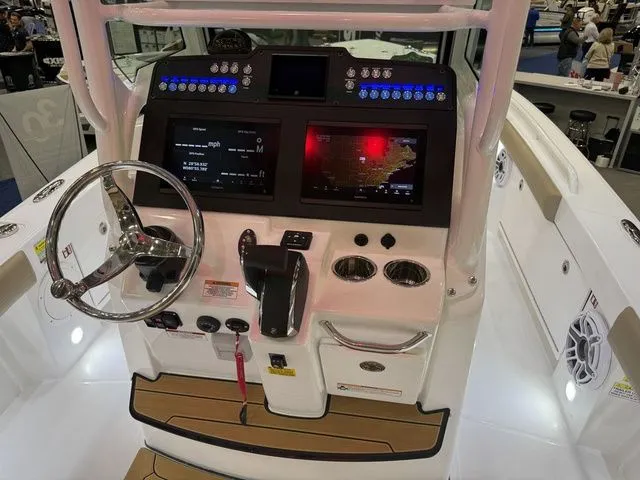 Slide: The Image of Everglades 253 Center Console 2026 - 17