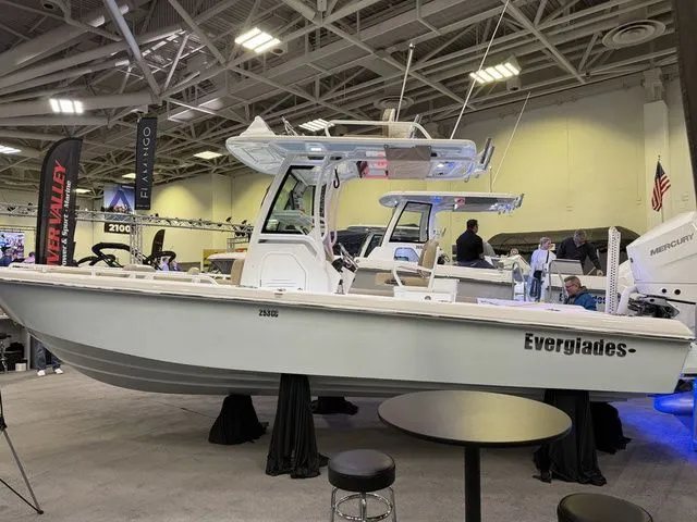 Slide: The Image of Everglades 253 Center Console 2026 - 2