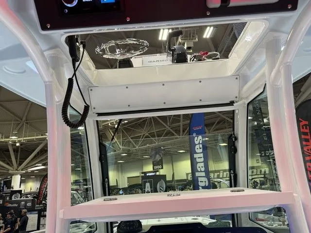 Slide: The Image of Everglades 253 Center Console 2026 - 35