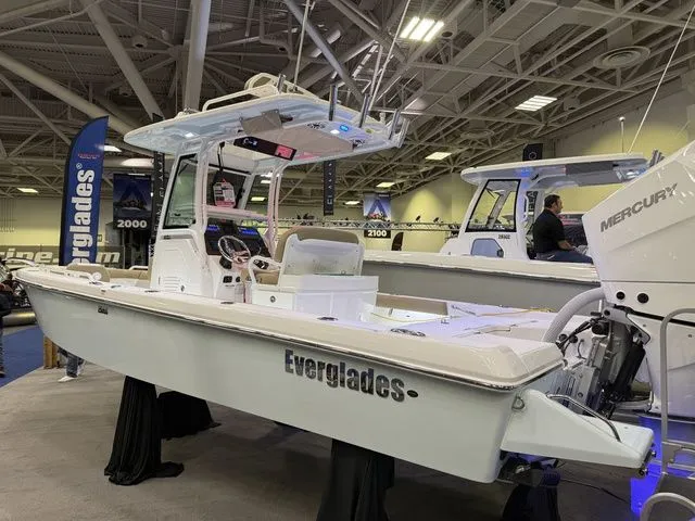 Slide: The Image of Everglades 253 Center Console 2026 - 4