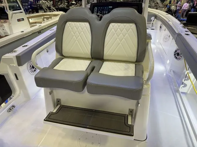 Slide: The Image of Everglades 285 Center Console 2026 - 15