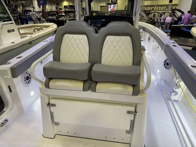 Slide: The Image of Everglades 285 Center Console 2026 - 16