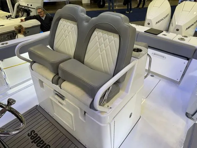 Slide: The Image of Everglades 285 Center Console 2026 - 18