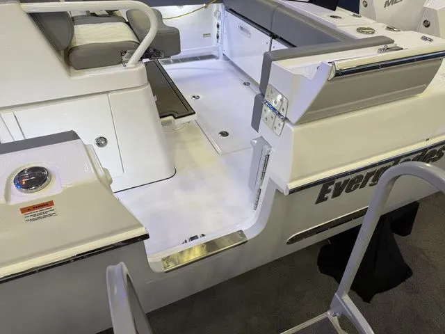 Slide: The Image of Everglades 285 Center Console 2026 - 4
