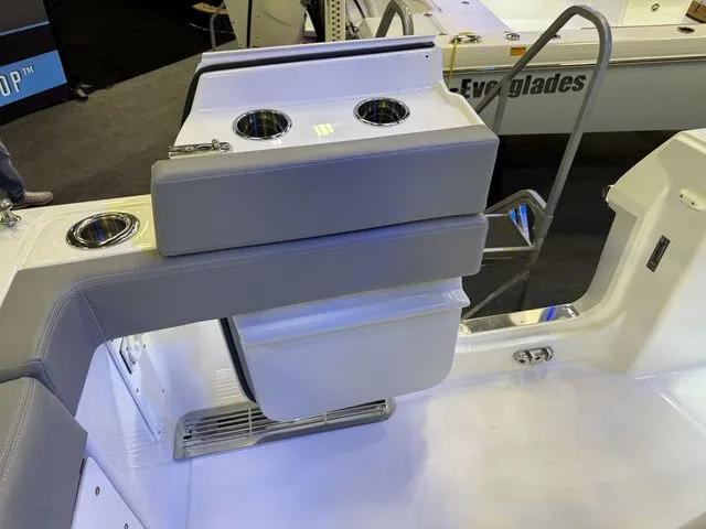 Slide: The Image of Everglades 285 Center Console 2026 - 5