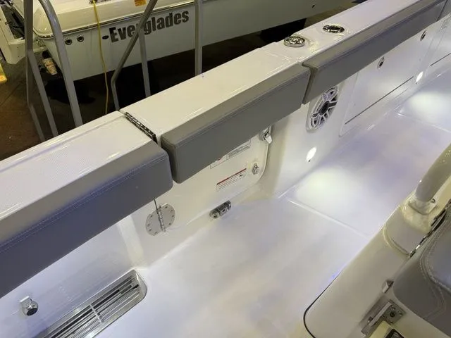 Slide: The Image of Everglades 285 Center Console 2026 - 6