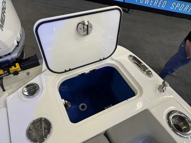 Slide: The Image of Everglades 285 Center Console 2026 - 9