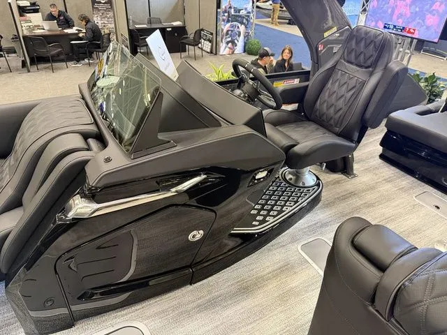 Slide: The Image of Bennington QX Swingback 27 QXSBWAT2 Tritoon 2026 - 13