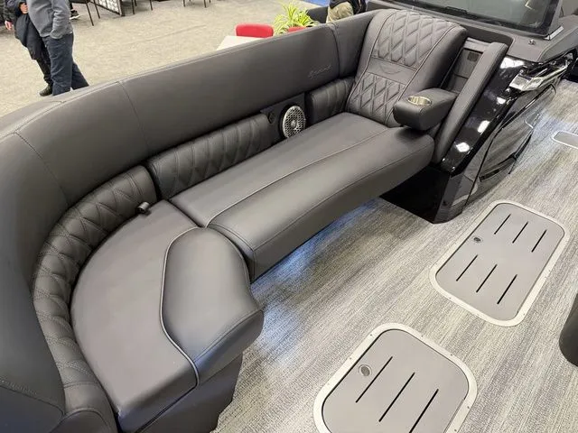 Slide: The Image of Bennington QX Swingback 27 QXSBWAT2 Tritoon 2026 - 7