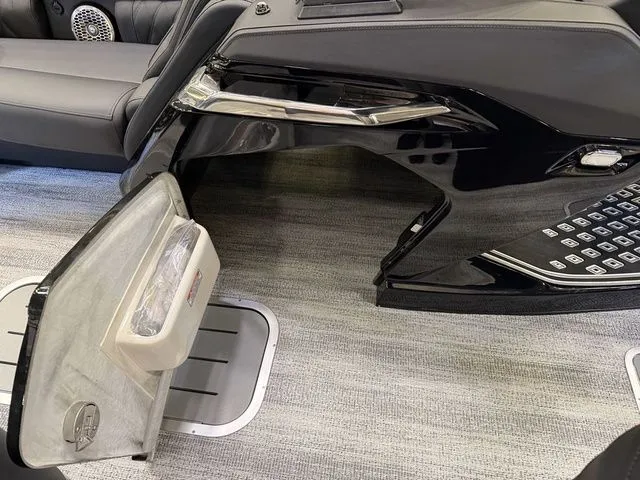 Slide: The Image of Bennington QX Swingback 27 QXSBWAT2 Tritoon 2026 - 14