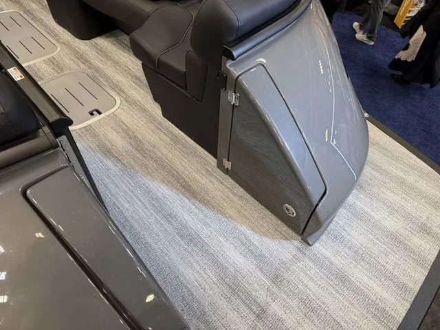 Slide: The Image of Bennington QX Swingback 27 QXSBWAT2 Tritoon 2026 - 4