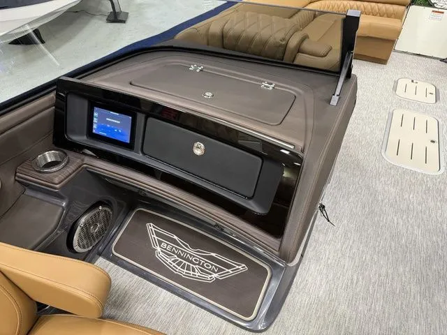 Slide: The Image of Bennington QX Quad Bench 30 QXFBWAX2 2026 - 17