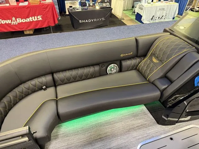 Slide: The Image of Bennington QX Swingback 25 QXSBA Tritoon 2026 - 10