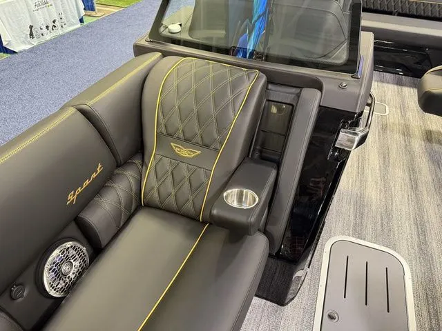 Slide: The Image of Bennington QX Swingback 25 QXSBA Tritoon 2026 - 13