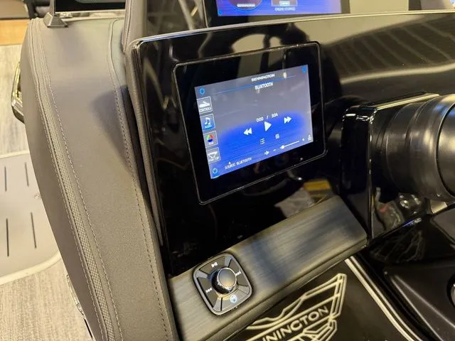 Slide: The Image of Bennington QX Swingback 25 QXSBA Tritoon 2026 - 22