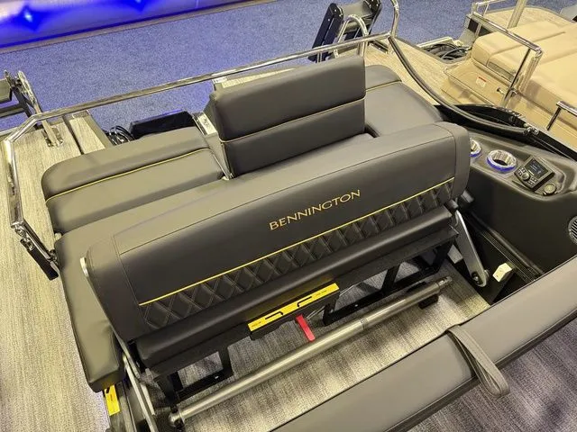 Slide: The Image of Bennington QX Swingback 25 QXSBA Tritoon 2026 - 25