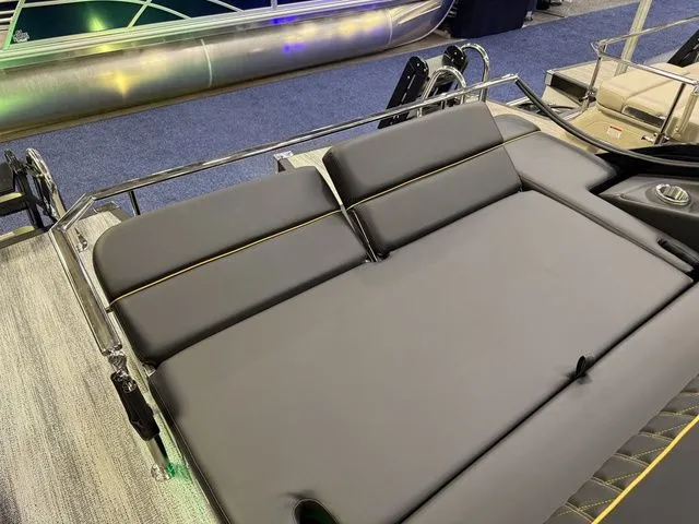 Slide: The Image of Bennington QX Swingback 25 QXSBA Tritoon 2026 - 29