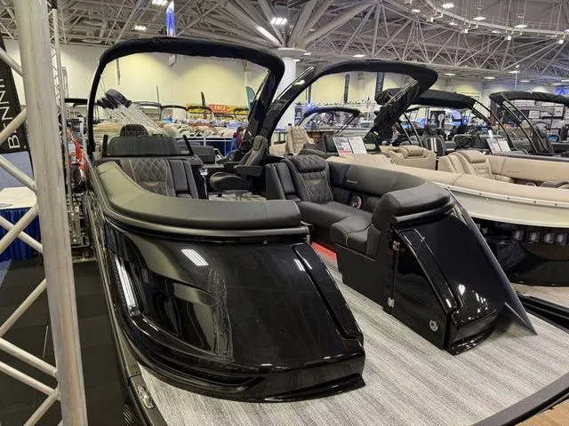 Slide: The Image of Bennington QX Swingback 25 QXSBA Tritoon 2026 - 3