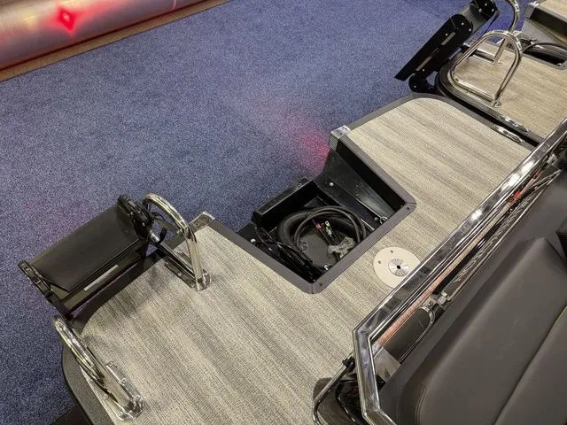 Slide: The Image of Bennington QX Swingback 25 QXSBA Tritoon 2026 - 30