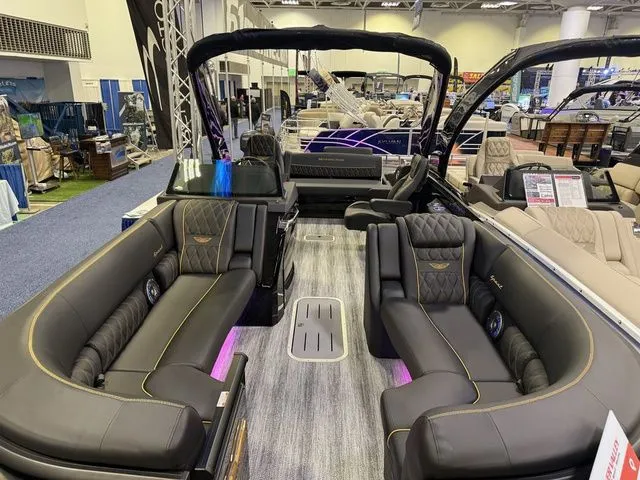 Slide: The Image of Bennington QX Swingback 25 QXSBA Tritoon 2026 - 5