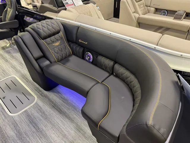 Slide: The Image of Bennington QX Swingback 25 QXSBA Tritoon 2026 - 6